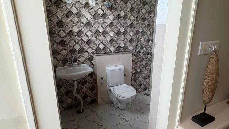 4 BHK Flat for Sale in Faridabad, Sector 72
